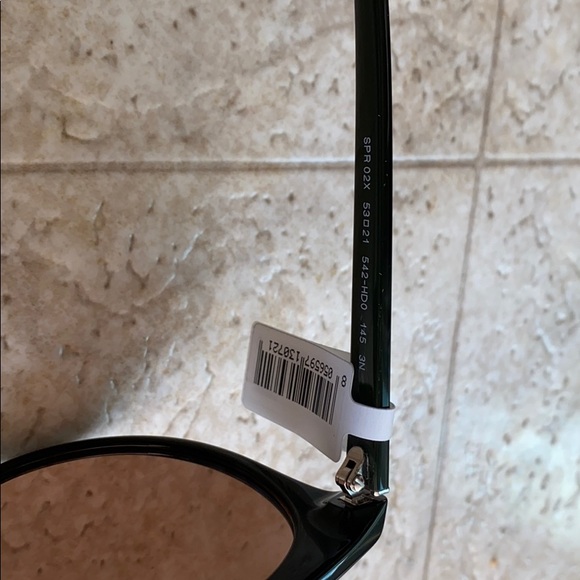 Prada - Picture 3 of 10